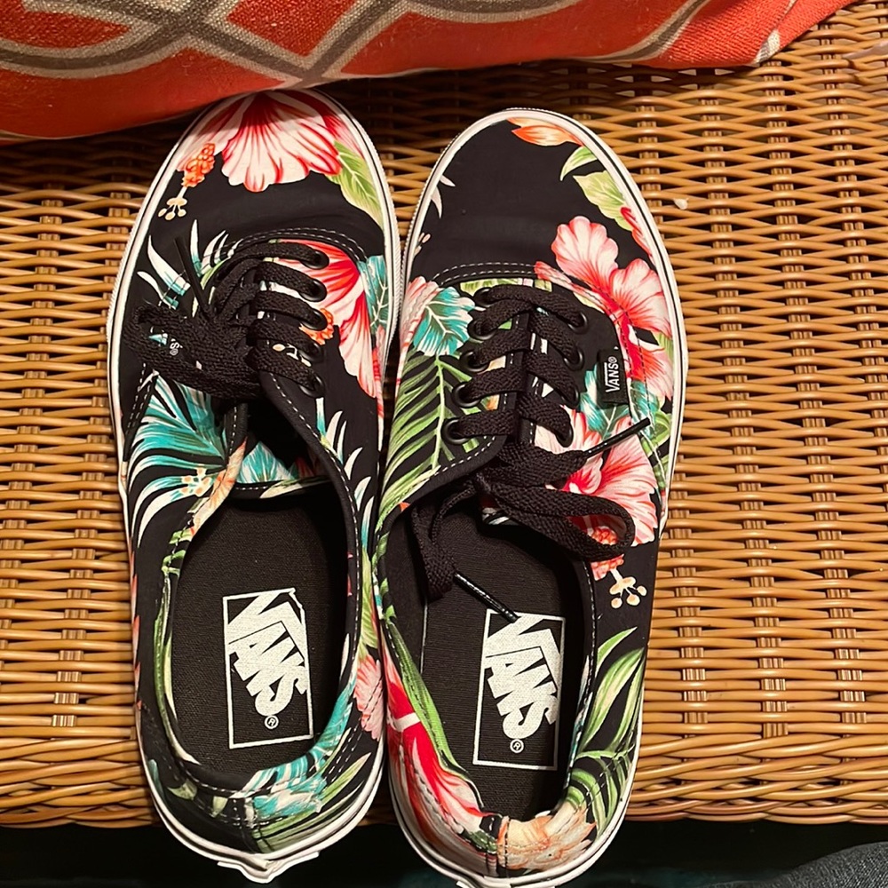 Brand: Vans
Size: 8.5 (w) / 7. (m)
Color: Black w/ Hawaiian Flowers